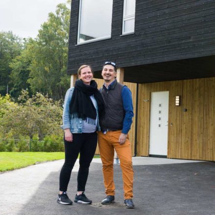 Fra Oslo til Lillejordet: Amir og Tina starter en ny tilværelse i ny enebolig i Larvik
